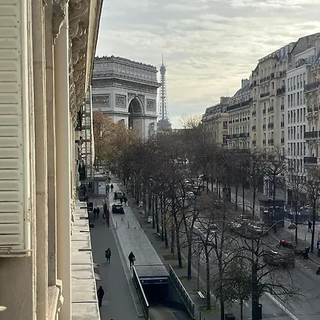 Guest Nearby Champs Elysees * Paris