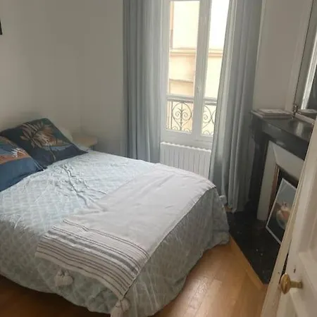 Guest Nearby Champs Elysees Paris