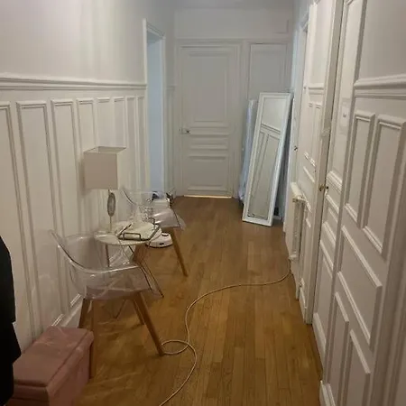 Guest Nearby Champs Elysees Apartment