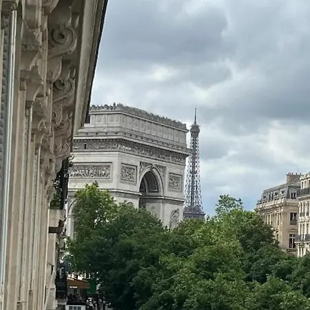 Guest Nearby Champs Elysees Paris
